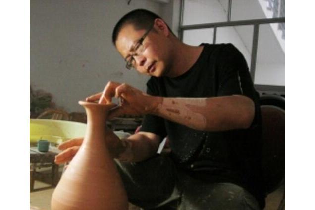 李震(中國寶溪籍工藝美術師) 李震(中國寶溪籍工藝美術師)