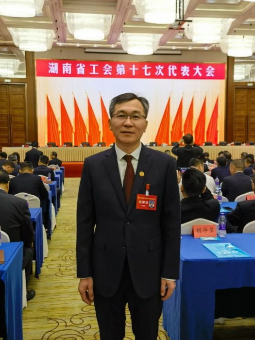 李建峰(中國石化長嶺煉化公司工會主席,中國石化巴陵石化公司工會主席) 李建峰(中國石化長嶺煉化公司工會主席,中國石化巴陵石化公司工會主席)