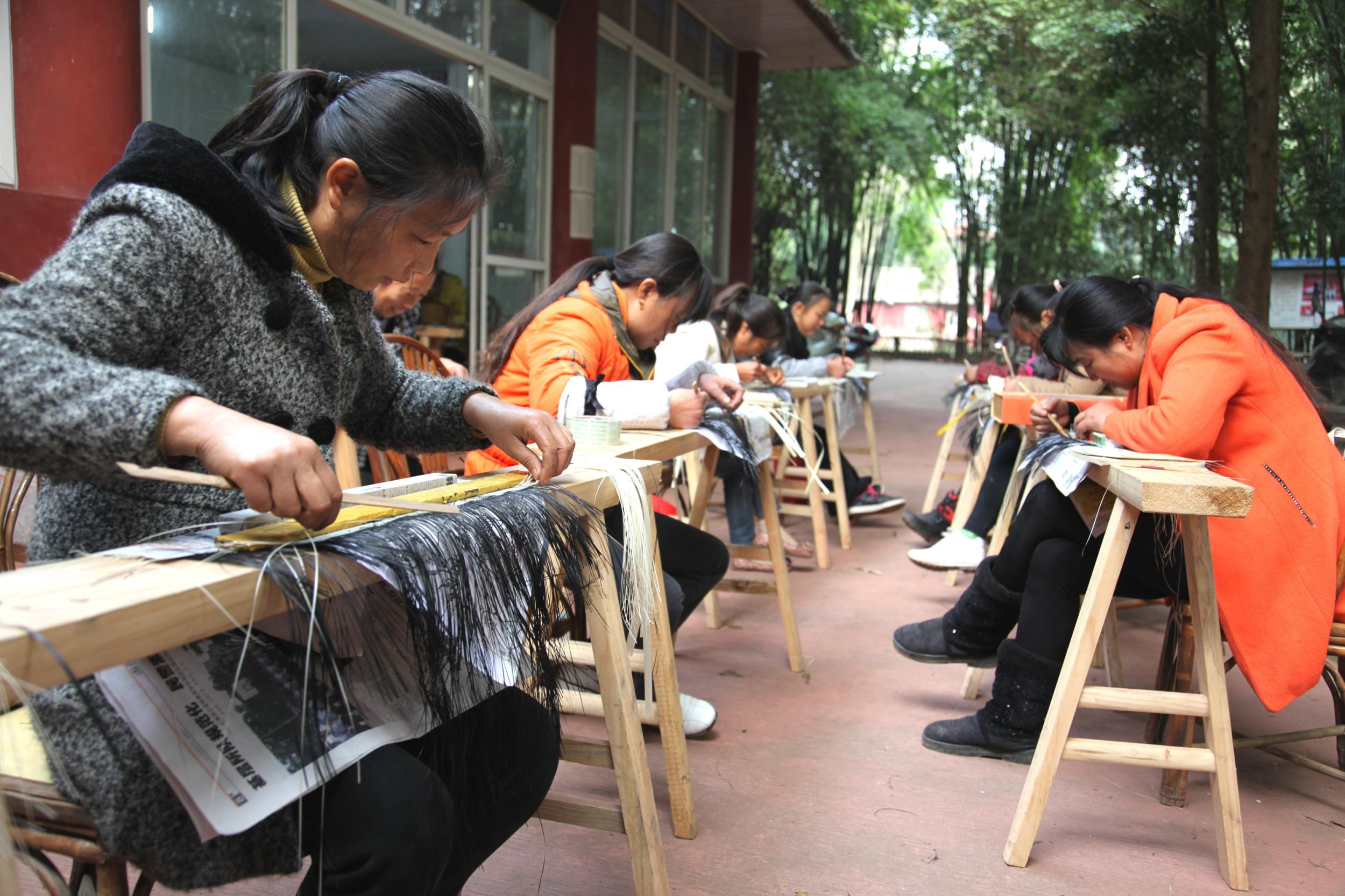 四川省青神縣南城鎮婦女在編制竹編作品