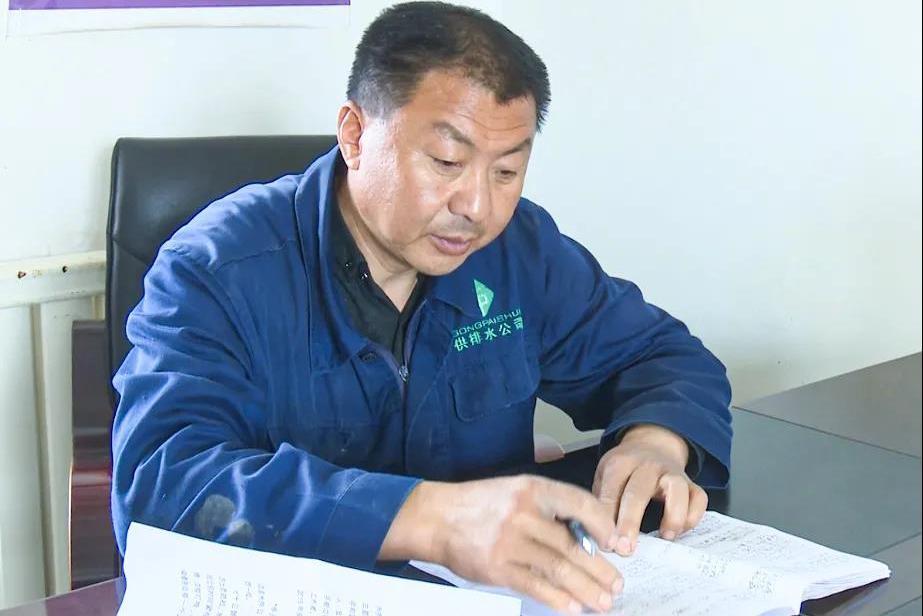 張新忠(北屯市綠環水務公司管網維修部維修班班長) 張新忠(北屯市綠環水務公司管網維修部維修班班長)