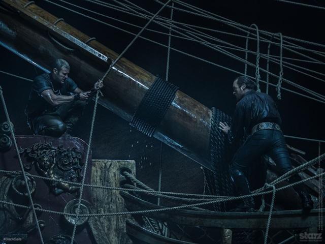 弗林特和蓬斯努力解開船的束縛