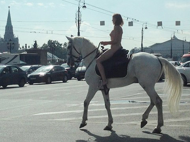 騎白馬的裸女