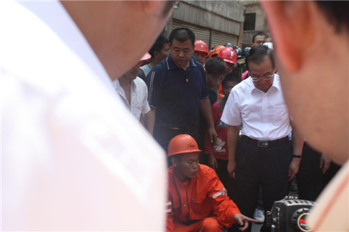 溫家寶總理看到富源礦山救護隊員搶救傷員