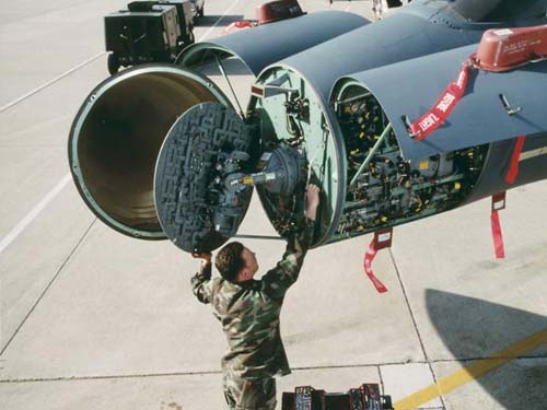美軍地勤人員檢修F-15C的APG-63(V)1雷達