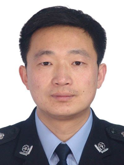 張鋒(山東省濰坊市公安局濰城分局黨委副書記、政委、三級高級警長) 張鋒(山東省濰坊市公安局濰城分局黨委副書記、政委、三級高級警長)