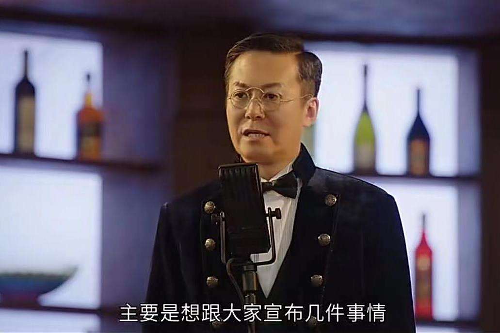 王查理(推理懸疑劇《紳探》中的角色,由郭秋成飾演。) 王查理(推理懸疑劇《紳探》中的角色,由郭秋成飾演。)