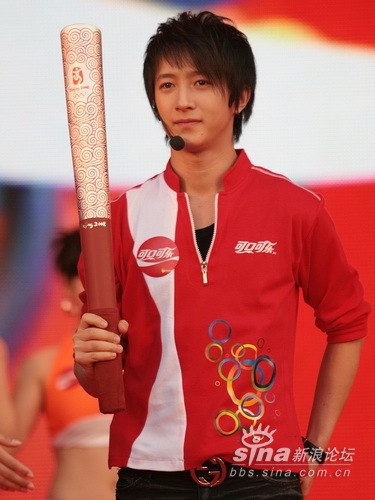 2008-03-24韓庚在深圳領唱《紅遍全球》