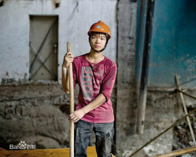 在建築業勞作的少年農民工