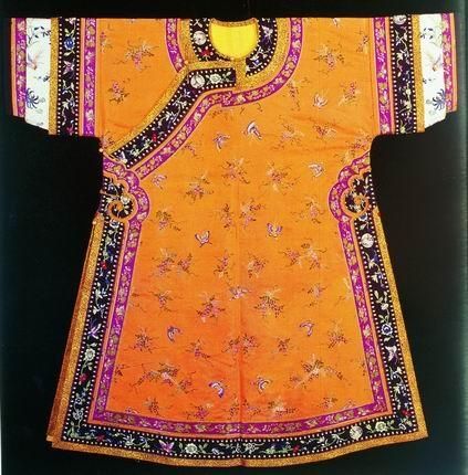 杏黃綢氅衣——帶動宮中“時尚潮流”