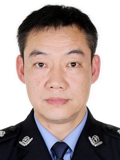 岳松(四川省成都市公安局新津區分局委員會委員、副分局長、三級高級警長) 岳松(四川省成都市公安局新津區分局委員會委員、副分局長、三級高級警長)