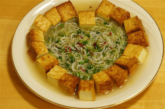 心心相融(以油炸豆腐、小銀魚為主料的菜品) 心心相融(以油炸豆腐、小銀魚為主料的菜品)