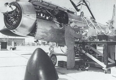 維護中的 F-94C，複雜的火箭發射器和雷達