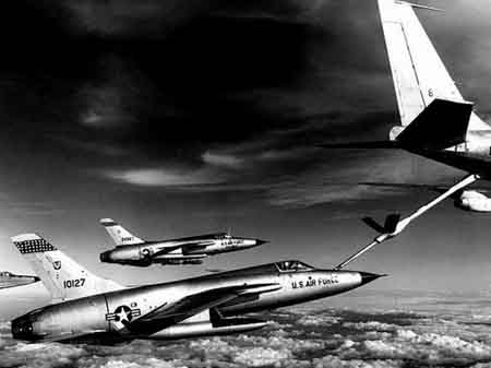 進行空中加油的F-105