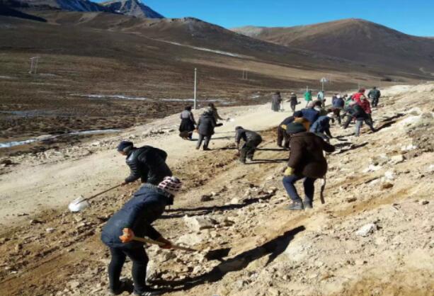 2016年11月15日上康布村黨員開展修繕公路志願活動