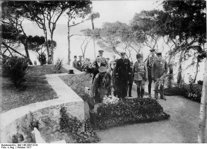 1917年德皇威廉二世在戈爾茨的墓前獻花