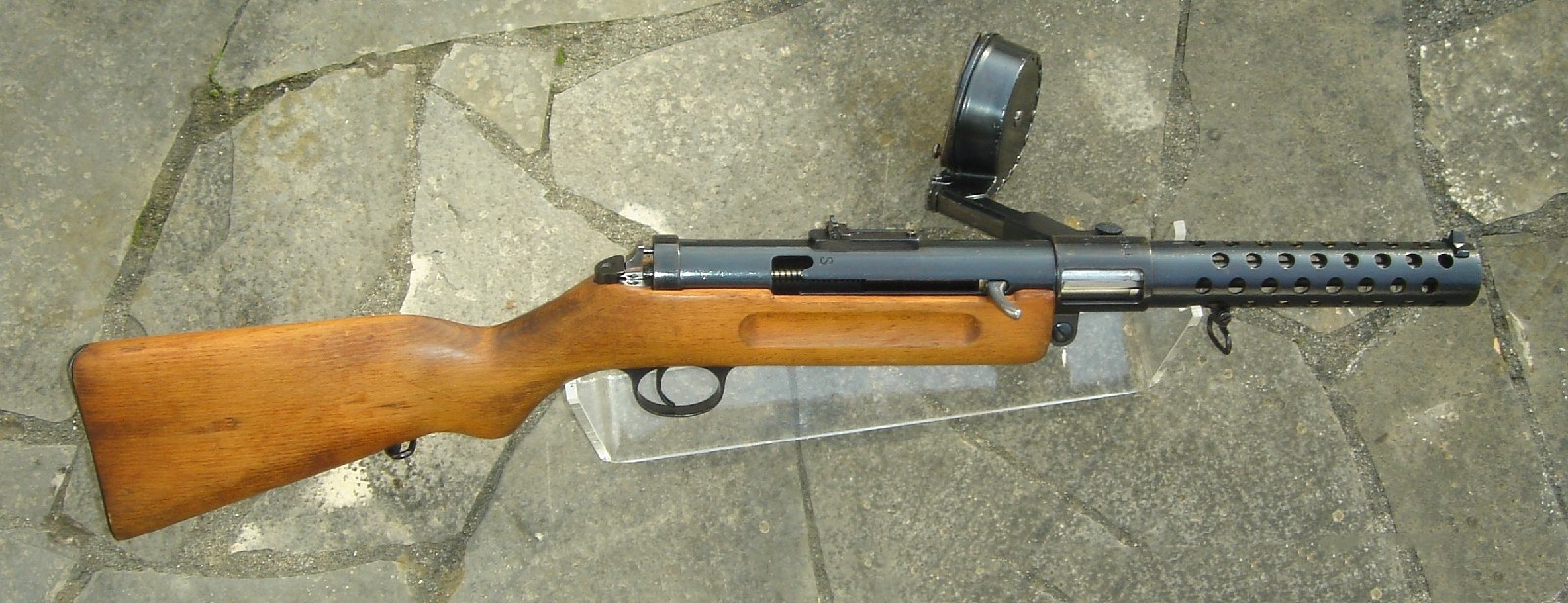 此圖為蝸牛型彈鼓的MP18衝鋒鎗填裝彈藥情形