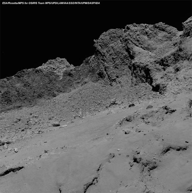 9月30日9時20分，羅塞塔拍攝的彗星表面的群山，高度16千米。