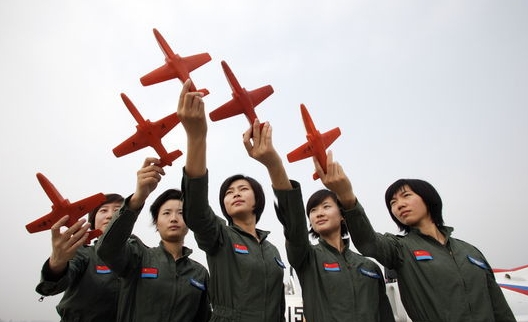 女飛行員在利用飛機模型研究編隊飛行技術