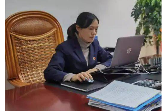 劉雪梅(中國郵政吉林省琿春市分公司城南支局營業員) 劉雪梅(中國郵政吉林省琿春市分公司城南支局營業員)
