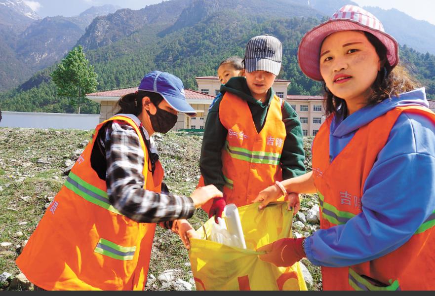 2019年5月沖堆村組織村民開展村容村貌清潔活動