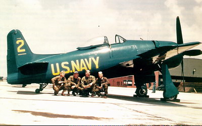 藍天使隊員在格魯曼工廠接收嶄新的 F8F-1