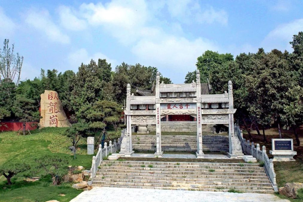 臥龍崗(南陽臥龍崗武侯祠碑刻《臥龍崗》) 臥龍崗(南陽臥龍崗武侯祠碑刻《臥龍崗》)
