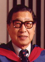 1973年領受香港大學榮譽法學博士學位時攝