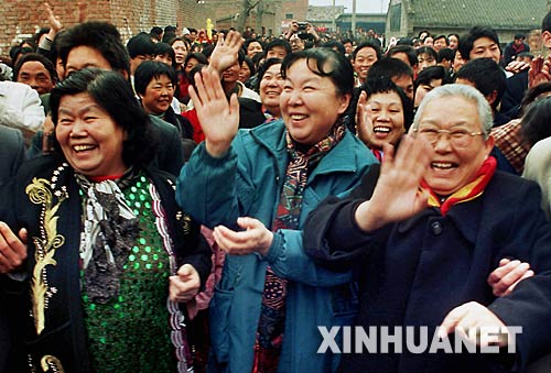 魏雲（前中）和她的老姐妹們來到朝陽溝村（1999）