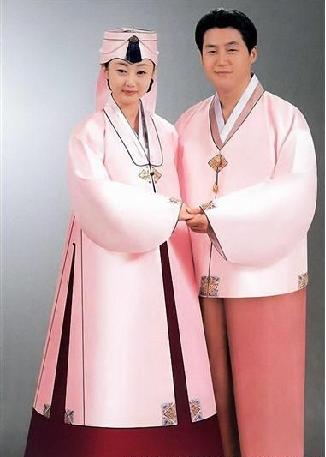 穿著朝鮮族服飾的夫妻