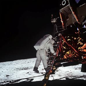 “阿波羅”11號太空人阿爾德林在月球表面