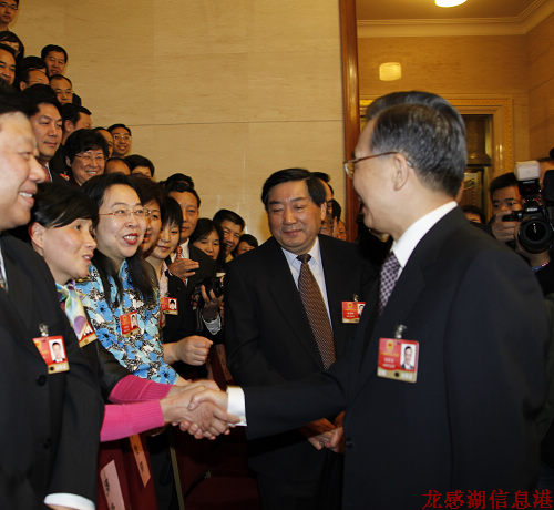 戴茂榮“兩會”期間與溫家寶總理親切握手