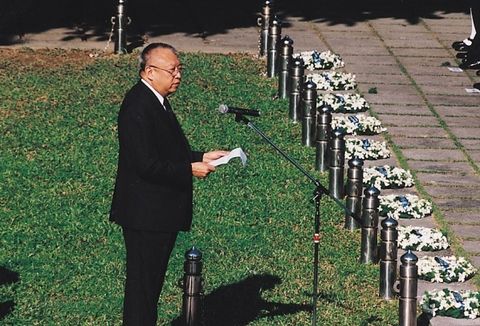 香港特區行政長官董建華參加烈士紀念儀式