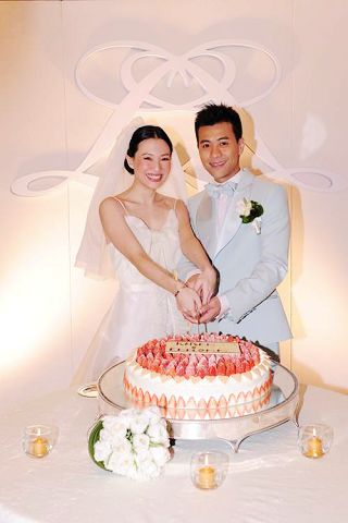梁漢文(右)與林文慧齊切結婚蛋糕