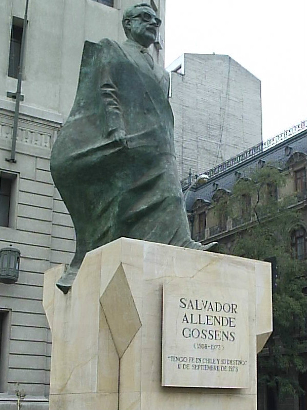 智利總統府前阿連德的雕像