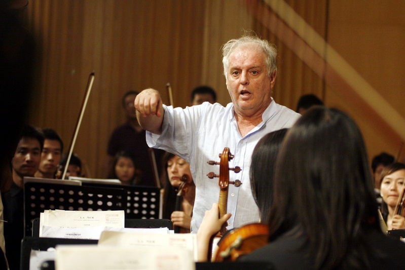 巴倫博伊姆在指揮2009年維也納新年音樂會