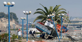 智利塔爾卡瓦諾，一艘輪船被海浪推到岸上。