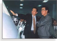 1996年時任國務院總理李鵬視察欣龍無紡