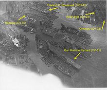 布魯克林造船廠一觀，共有五艘航空母艦可見。左上方為復仇號。
