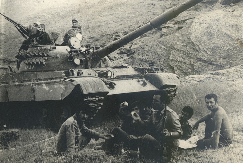 蘇聯士兵在坦克前