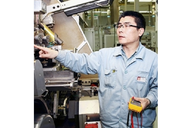 蔣明傑(江蘇中煙工業有限責任公司徐州捲菸廠生產製造處電氣維修主任技師) 蔣明傑(江蘇中煙工業有限責任公司徐州捲菸廠生產製造處電氣維修主任技師)