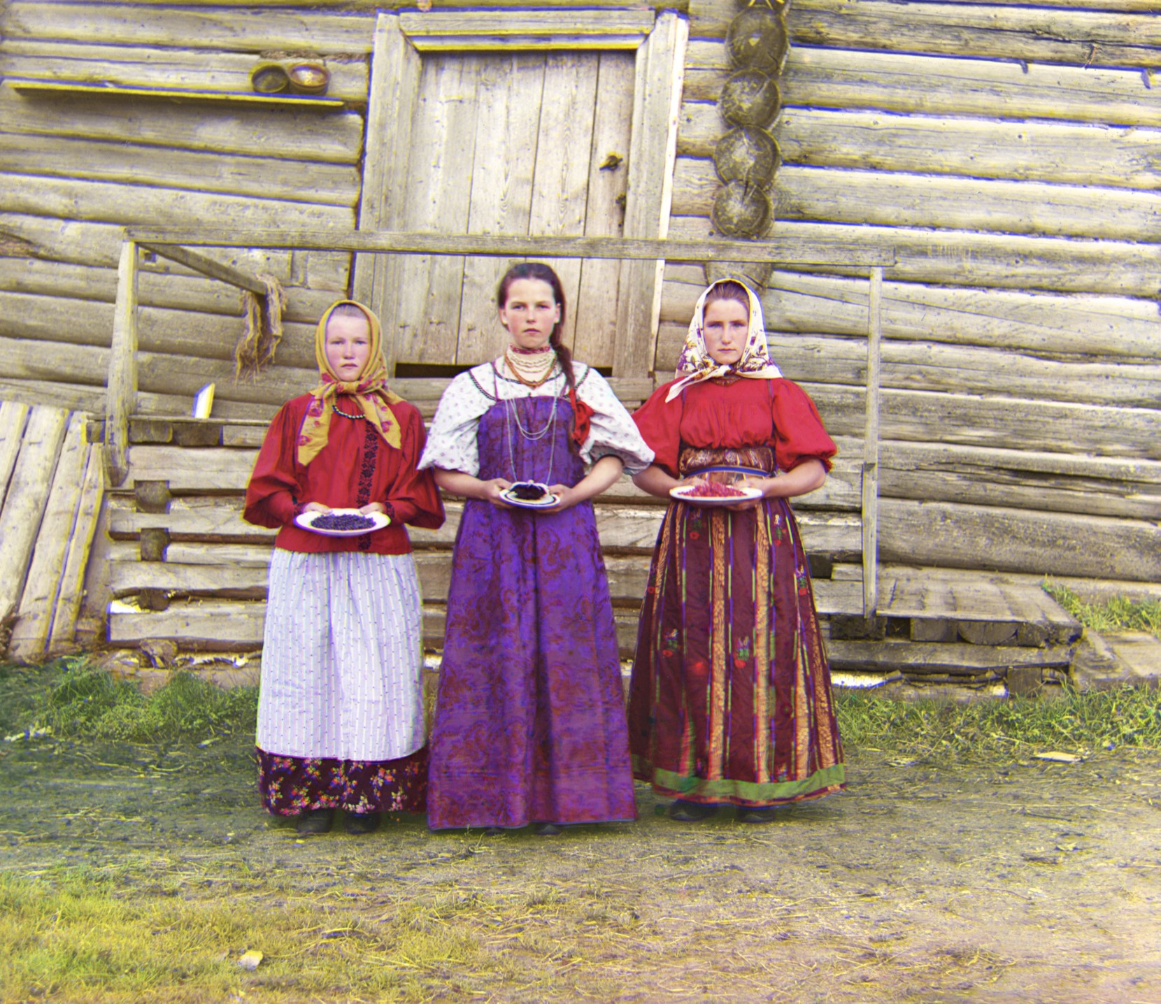 20世紀初的俄國農村居民與身後的圓木屋