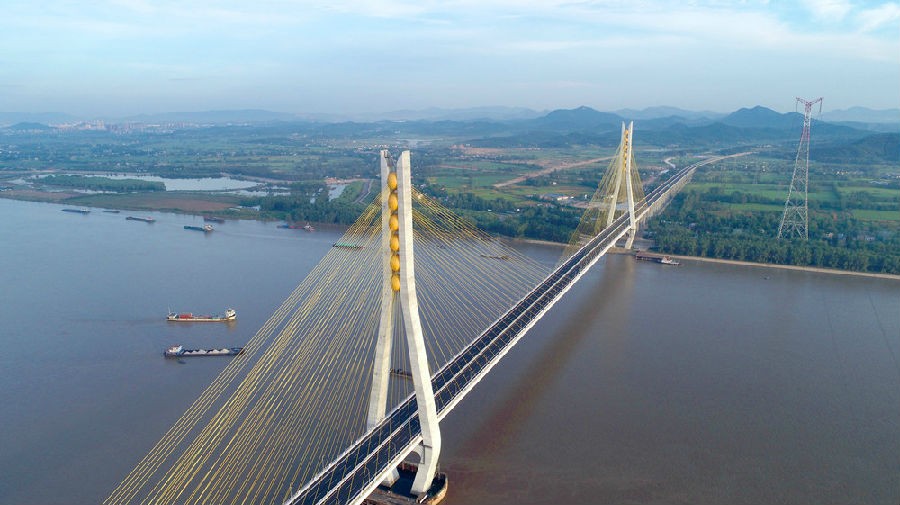 池州長江大橋呈東南至西北方向布置