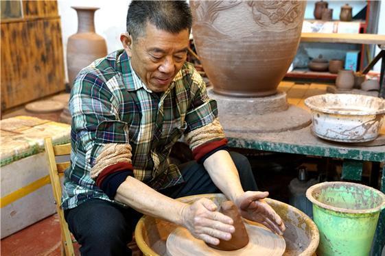 劉吉芬(重慶安北陶瓷有限公司藝術總監、重慶市首屆殘疾人十大榜樣人物) 劉吉芬(重慶安北陶瓷有限公司藝術總監、重慶市首屆殘疾人十大榜樣人物)