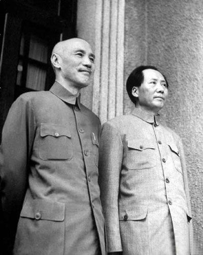 毛澤東(右)、蔣介石並肩而立