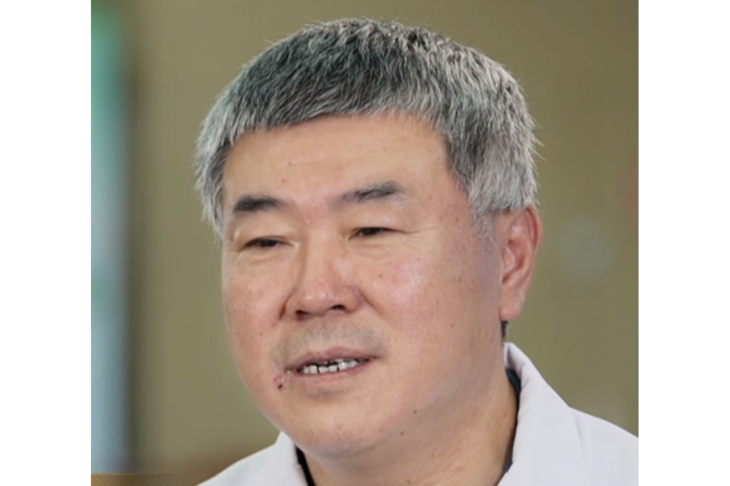 張慶(援幾內亞中國醫療隊隊員,北京友誼醫院總務處副處長) 張慶(援幾內亞中國醫療隊隊員,北京友誼醫院總務處副處長)