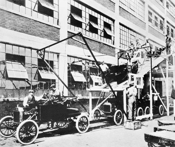 福特生產流水線 (1913)