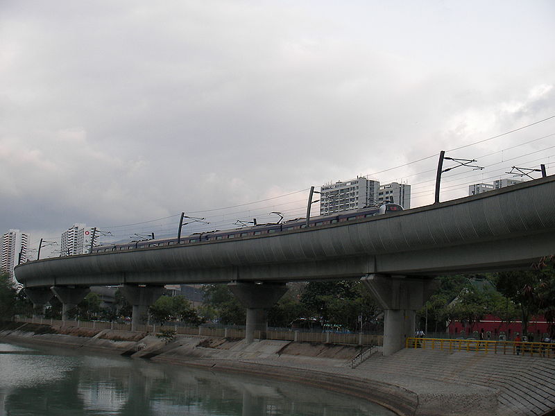 一列正在高架橋上行駛的馬鞍山線列車