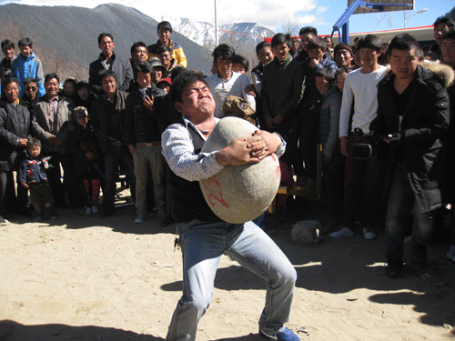 2015年德吉新村歡度春節藏曆新年活動之抱石頭比賽