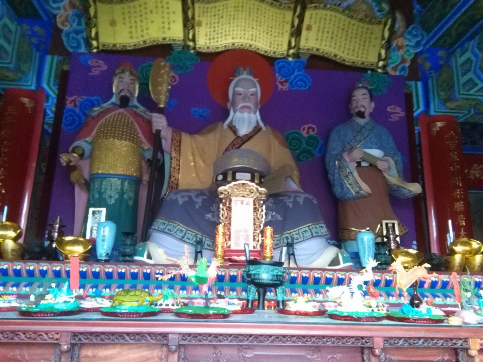 姜太公戎裝坐像，謀聖張良、兵聖孫武雕像配享於姜太公左右兩側