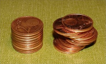 兩垛歐元2分硬幣具有相同體積